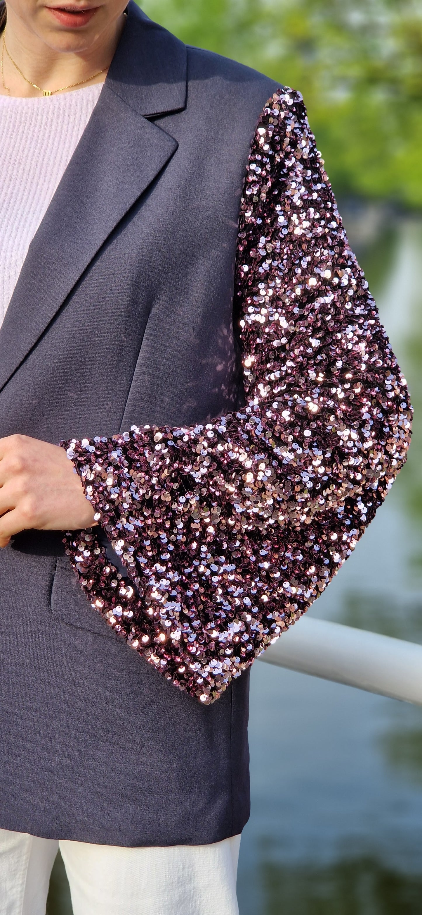 Blauwgrijze Pommie blazer met paars/roze glitter mouwen