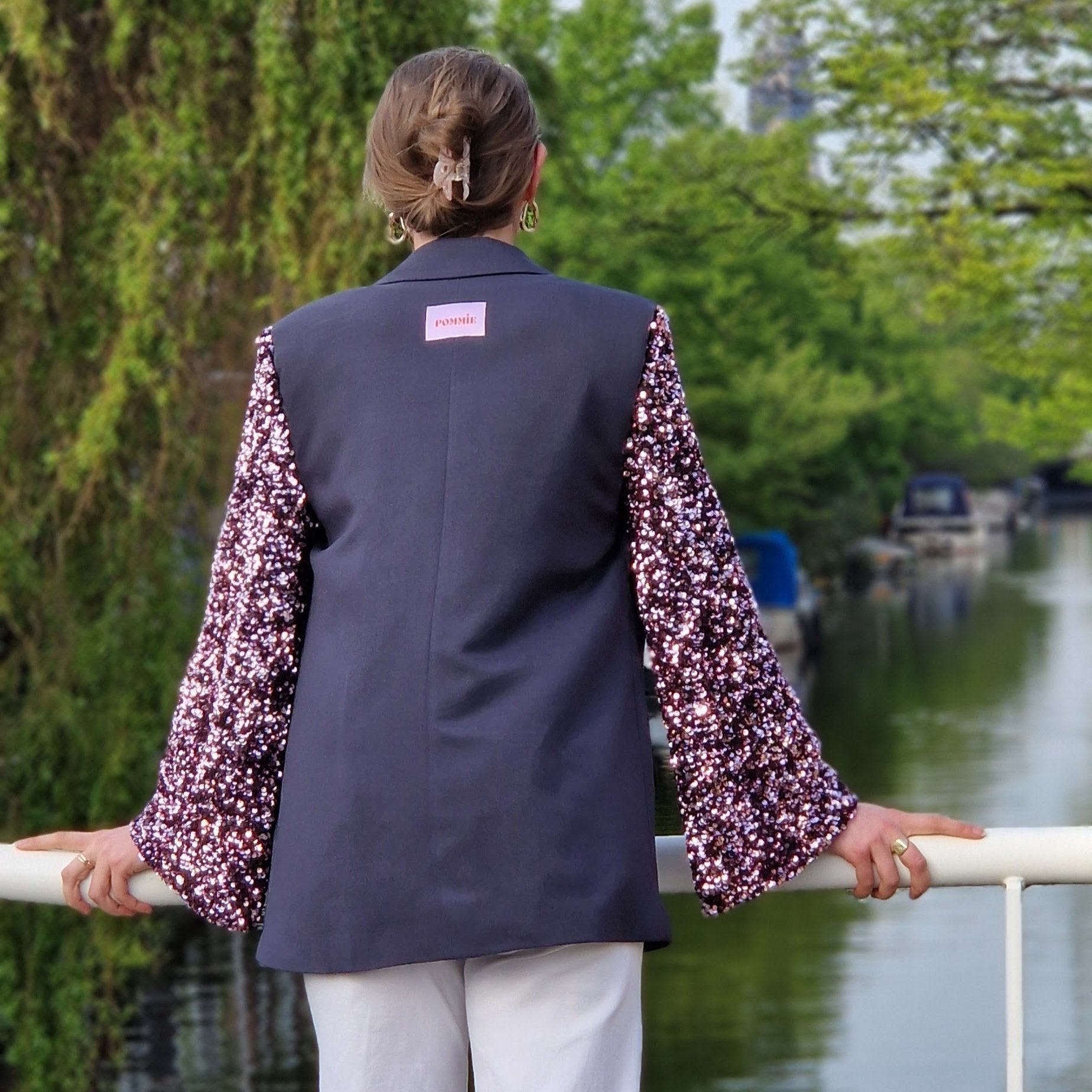 Blauwgrijze Pommie blazer met paars/roze glitter mouwen